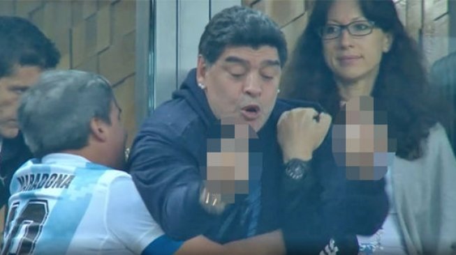 Legenda Argentina, Diego Maradona saat menonton langsung laga negaranya melawan Nigeria pada matchday pamungkas Grup D Piala Dunia 2018 di Saint-Petersburg Stadium (foto: BBC/net)