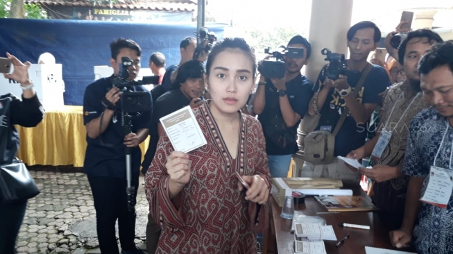 Ayu Ting Ting nyoblos di Kecamatan Sukmajaya, Depok, Jawa Barat [Suara.com/Ismail].