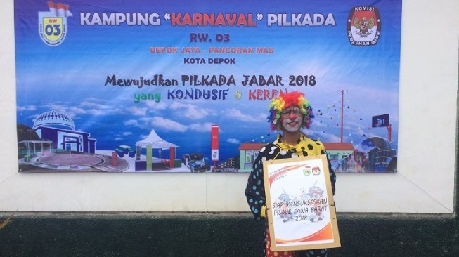 Tak Ikut Nyoblos, Pria Bekasi Pilih Jadi Badut di TPS