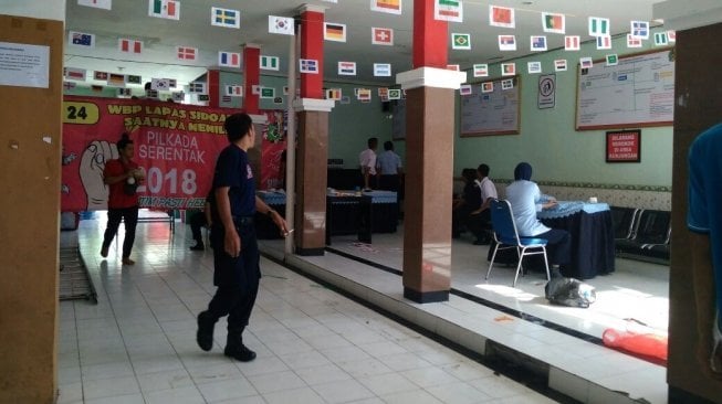 TPS 24 di Lembaga Pemasyarakatan Klas II A Sidoarjo, berhiaskan bendera berbagai negara [Suara.com/Ali Achmad].