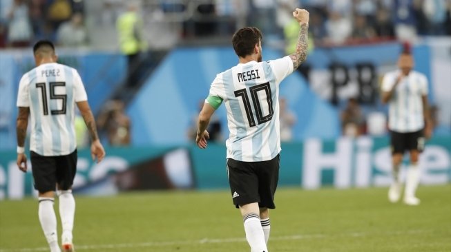 Bintang Argentina Lionel Messi (tengah) merayakan golnya ke gawang Nigeria. Fatih Akta/Anadolu  