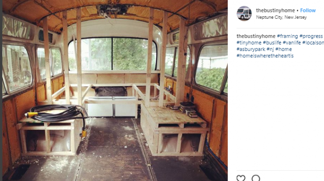 Interior dikupas habis untuk mewujudkan desain impian [Instagram @thebustinyhome].