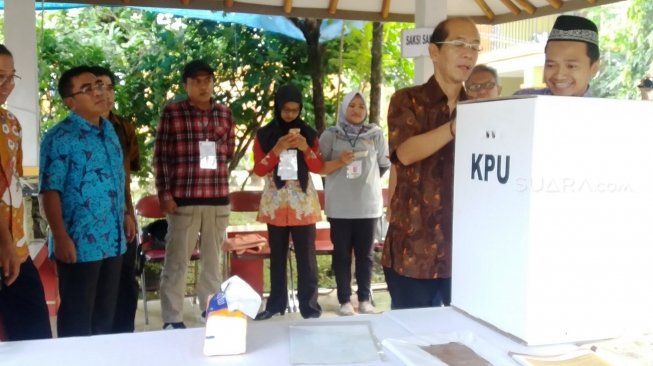 Suasana pengecekan logistik pilkada di TPS 061 Jalan Sembakung Blok G RT 13/13, Kelurahan Jatiwaringin, Kecamatan Pondok Gede, Bekasi, Rabu (27/6/2018) pagi. [Suara.com/Yakub]