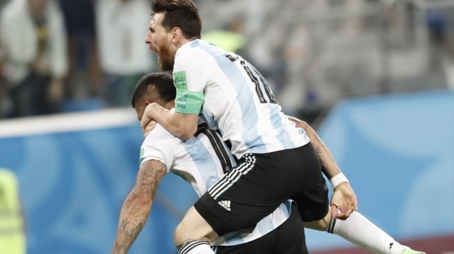 Bintang Argentina Lionel Messi merayakan gol Marco Rojo ke gawang Nigeria. Fatih Aktaş/Anadolu   