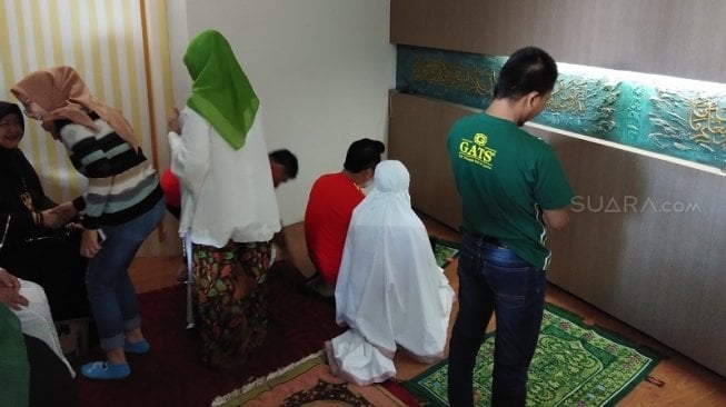 Sebelum ke TPS, Kang Emil Ajak Keluarga Salat Duha