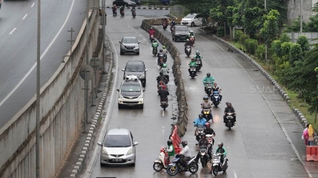 Sejumlah pengendara motor melawan arus lalu lintas di Jalan M Saidi Raya, Jakarta Selatan, Rabu (27/6)