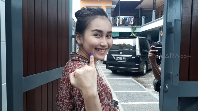 Ayu Ting Ting nyoblos di Kecamatan Sukmajaya, Depok, Jawa Barat [Suara.com/Ismail].