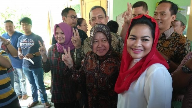 Risma dan Puti Jadi Rebutan Foto Selfie di TPS