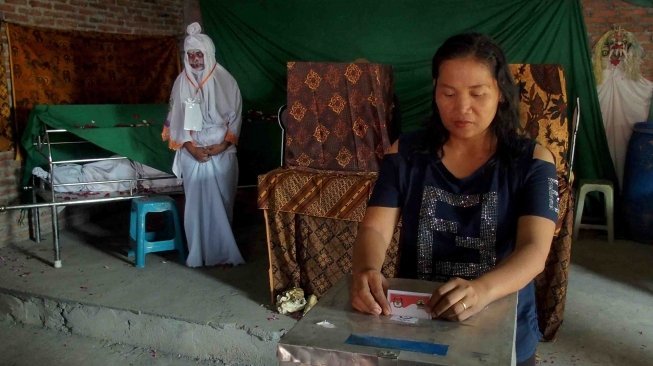 Warga memasukkan surat suara ke dalam kotak suara Pemilihan Gubernur dan Wakil Gubernur Jawa Tengah, di tempat pemungutan suara (TPS) 7, Kelurahan Randusari, Semarang, Jawa Tengah, Rabu (27/6).