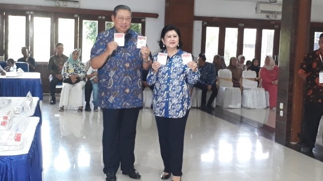 Kompak Pakai Batik Biru, SBY dan Keluarga Nyoblos di TPS 06