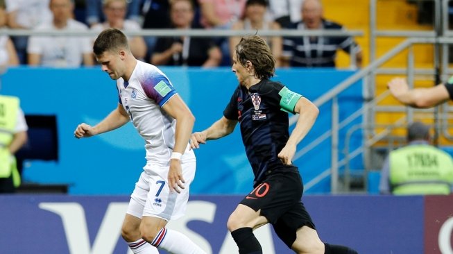 Winger Timnas Islandia Johann Gudmundsson (kiri) berebut bola dengan gelandang Timnas Kroasia Luka Modric [Anadolu Agency]