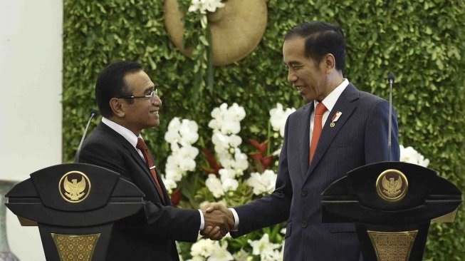 Presiden Joko Widodo (kanan) berjabat tangan dengan Presiden Timor Leste Francisco Guterres Lu Olo usai menyampaikan keterangan pers bersama saat kunjungan kenegaraan di Istana Bogor, Jawa Barat, Kamis (28/6).