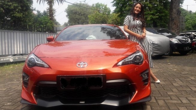 Siti Badriah bersama Toyota 86. [Suara.com/Dythia Novianty]