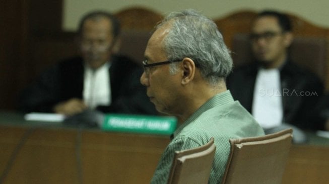 Terdakwa kasus merintangi penyidikan korupsi e-KTP Dokter Bimanesh Sutarjo menjalani sidang pembacaan tuntutan di Pengadilan Tipikor, Jakarta, Kamis (28/6). 