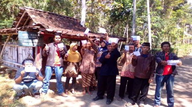 Tak Punya Uang, Mereka Jalan Kaki Turun Gunung 3 Jam Demi Pilkada