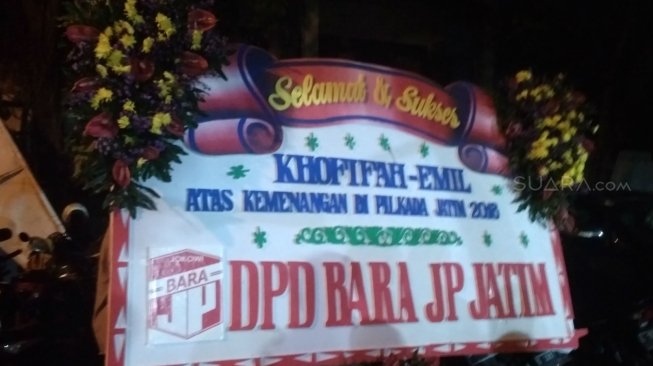 Karangan bunga ucapan selamat atas kemenangan di Pilgub Jatim 2018 mulai berdatangan di kediaman calon Gubernur Jatim Khofifah Indar Parawansa di Jemur Wonosari, Surabaya, Rabu (27/6). [Suara.com/Achmad Ali]