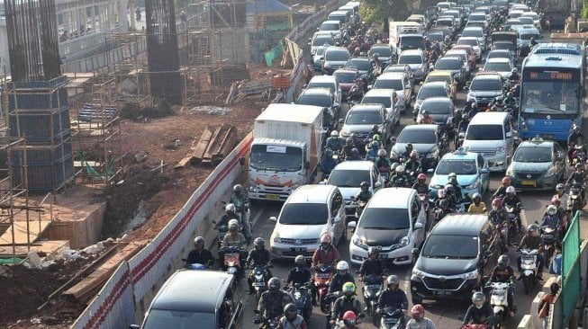 Sejumlah pengendara terjebak kemacetan di Jalan MT Haryono, Cawang, Jakarta Timur, Kamis (28/6)