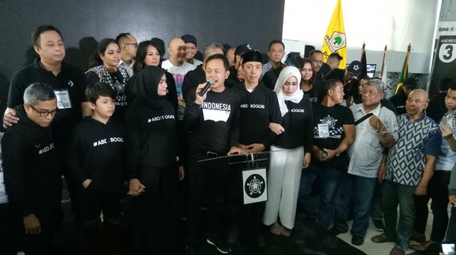 Pasangan calon Wali Kota dan Wakil Wali Kota Bogor, Bima Arya dan Dedie Rachim, memberikan komentar terkait hasil quick count yang memenangkan mereka pada Pilwakot Bogor, Rabu (27/6/2018). [Suara.com/Rambiga]