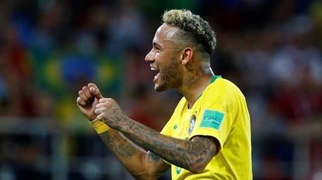 Bintang Brasil Neymar merayakan kemenangan Brasil atas Serbia di akhir pertandingan. (Sefa Karacan/Anadolu)