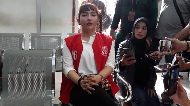 Roro Fitria saat bersiap-siap menjalani sidang narkoba di Pengadilan Negeri Jakarta Selatan. (Wahyu Tri Laksono/Suara.com)