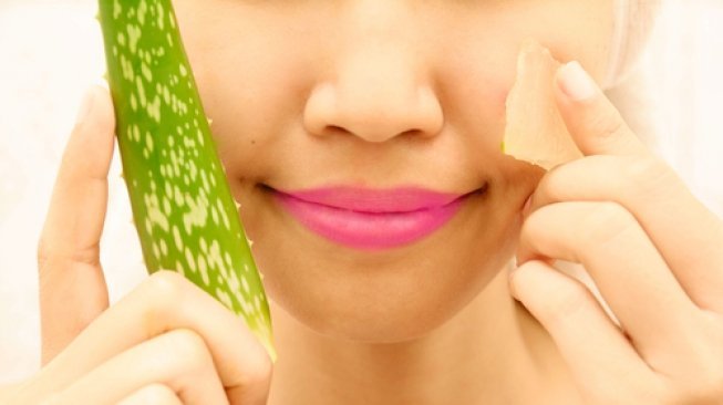 Ilustrasi perawatan kulit dengan lidah buaya. (Shutterstock)