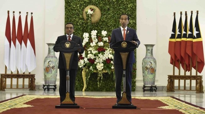 Presiden Joko Widodo (kanan) bersama Presiden Timor Leste Francisco Guterres Lu Olo menyampaikan keterangan pers bersama saat kunjungan kenegaraan di Istana Bogor, Jawa Barat, Kamis (28/6).