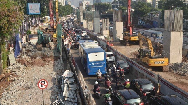 Sejumlah pengendara terjebak kemacetan di Jalan MT Haryono, Cawang, Jakarta Timur, Kamis (28/6)