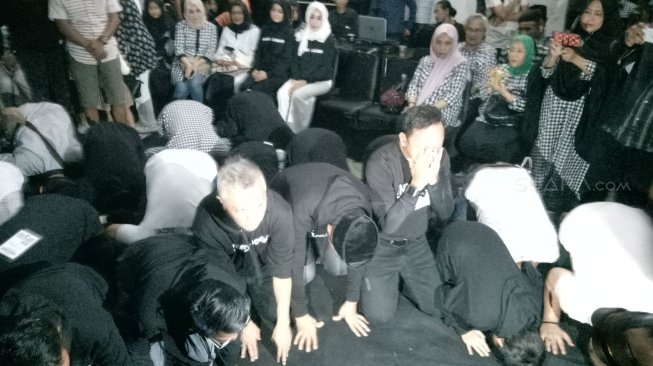 Pasangan calon Wali Kota dan Wakil Wali Kota Bogor, Bima Arya dan Dedie Rachim, bersama tim pemenangannya bersyukur atas hasil quick count yang memenangkan mereka pada Pilwakot Bogor, Rabu (27/6/2018). [Suara.com/Rambiga]