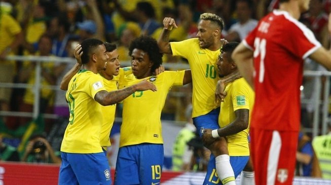 Neymar dan para pemain Brasil merayakan gol Paulinho ke gawang Serbia. (Sefa Karacan/Anadolu)   