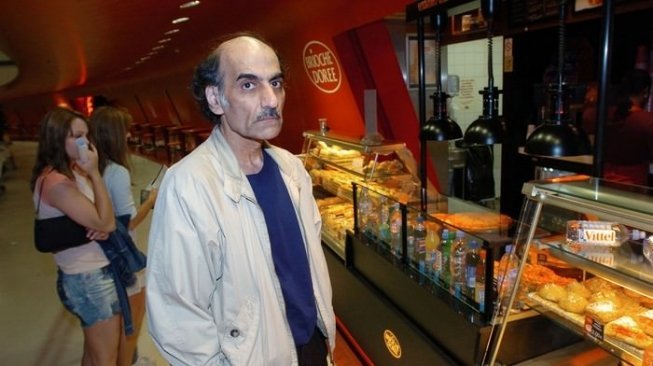 Manusia aneh, Mehran Karimi Nasseri tinggal di Bandara sejak 1988. (wonderslist.com)