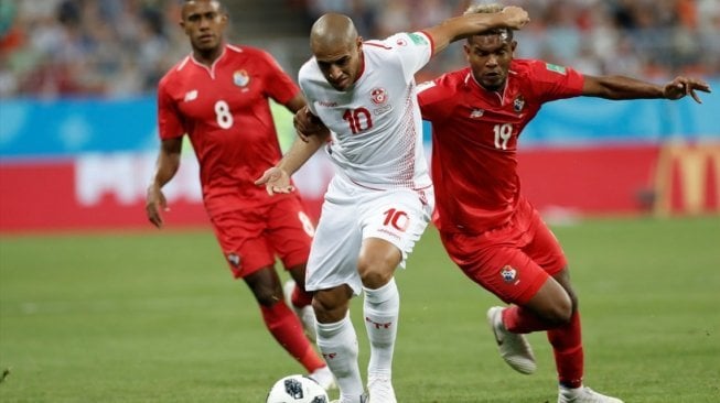 Striker Tunisia, Wahbi Khazri (tengah), menggiring bola dan mencoba melepaskan diri dari kawalan gelandang Panama, Ricardo Avila, dalam laga Grup G Piala Dunia 2018 di Mordovia Arena, Rusia, Sabtu (29/6) dini hari WIB. [Foto: Anadolu]