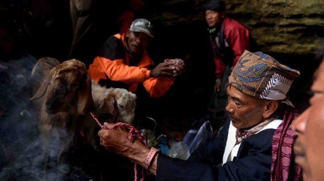 Masyarakat Suku Tengger menyiapkan sesajen ketika mengambil air suci di mata air widodaren di kawasan Gunung Bromo, Probolinggo, Jawa Timur, Jumat (29/6).