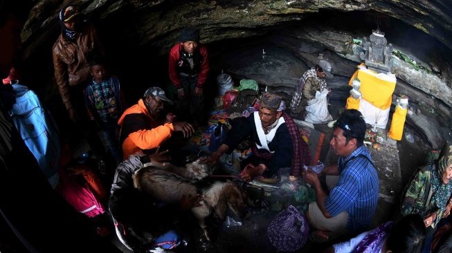 Masyarakat Suku Tengger menyiapkan sesajen ketika mengambil air suci di mata air widodaren di kawasan Gunung Bromo, Probolinggo, Jawa Timur, Jumat (29/6). 