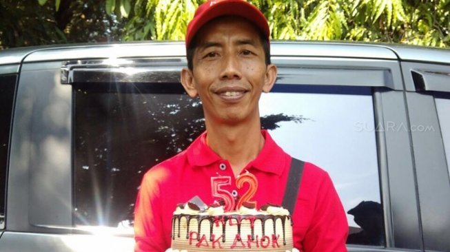 Reza Sri Mulyadi (47), lelaki mirip Presiden Jokowi yang membawa kue ultah untuk Basuki Tjahaja Purnama (Ahok) di Mako Brimob, Depok, Jumat (29/6/2018). [Suara.com/Yosea Arga Pramudita]