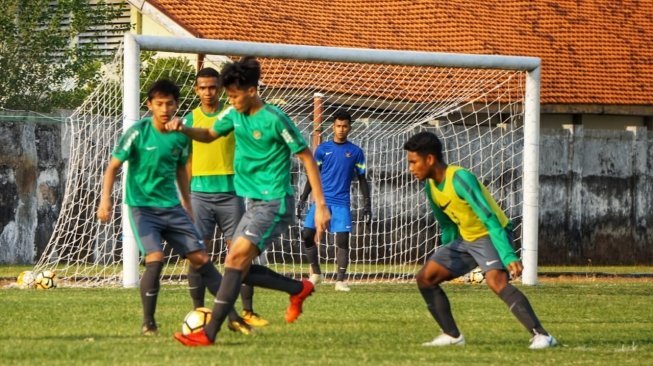 Latihan perdana Timnas U-19, di Sidoarjo. Pelatih memberikan porsi latihan secukupnya untuk para pemain ini. [Suara.com/Dimas Angga P]