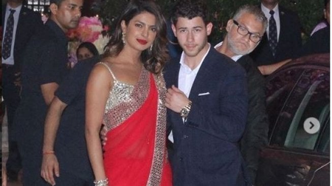 Gandengan, Priyanka Chopra - Nick Jonas Mesra di Acara Tunangan