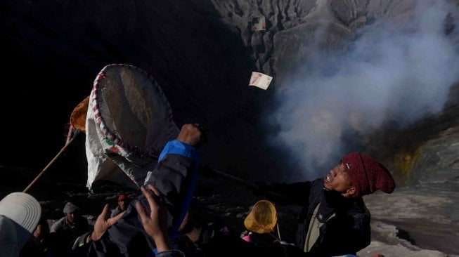 Masyarakat suku Tengger melarung sesajinya berupa hasil pertaninan ke kawah Gunung Bromo pada Upacara Yadnya Kasada, Probolinggo, Jawa Timur, Sabtu (30/6). 