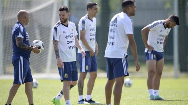 Pelatih Timnas Argentina, Jorge Sampaoli, berbicara dengan Lionel Messi dalam latihan di kamp latihan di Bronnitsy, Rusia, Jumat (29/6), dalam persiapan menghadapi Prancis di 16 Besar Piala Dunia 2018, Sabtu (30/6). [AFP/Juan Mabromata]