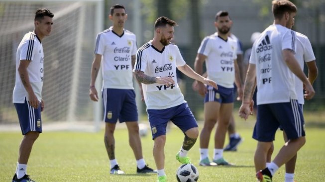 Striker Timnas Argentina, Lionel Messi (tengah), tengah berlatih bersama rekan-rekannya di kamp latihan di Bronnitsy, Rusia, Jumat (29/6), dalam persiapan menghadapi Prancis di 16 Besar Piala Dunia 2018, Sabtu (30/6). [AFP/Juan Mabromata]