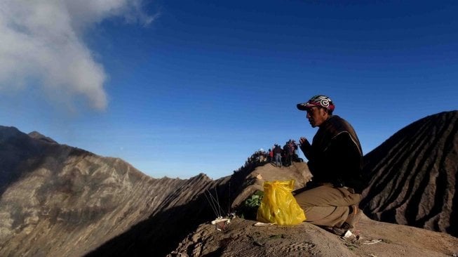 Masyarakat suku Tengger melarung sesajinya berupa hasil pertaninan ke kawah Gunung Bromo pada Upacara Yadnya Kasada, Probolinggo, Jawa Timur, Sabtu (30/6). 