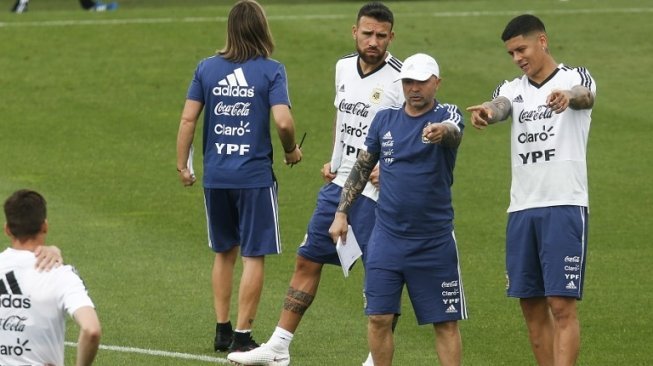 Duet penggawa lini belakang Argentina, Nicolas Otamendi (tengah) dan Marcus Rojo (kanan). [AFP/Pau Barrena]