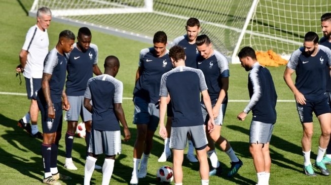 Pelatih Timnas Prancis, Didier Deschamps (kiri), mengawasi latihan anak asuhnya di Tsentralny Stadium, Kazan, Rusia, Jumat (29/6), dalam persiapan menghadapi Argentina di 16 Besar Piala Dunia 2018, Sabtu (30/6). [AFP/Saeed Khan]