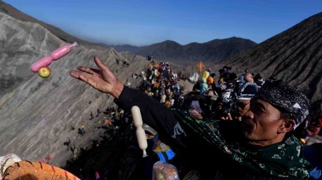 Masyarakat suku Tengger melarung sesajinya berupa hasil pertaninan ke kawah Gunung Bromo pada Upacara Yadnya Kasada, Probolinggo, Jawa Timur, Sabtu (30/6). 