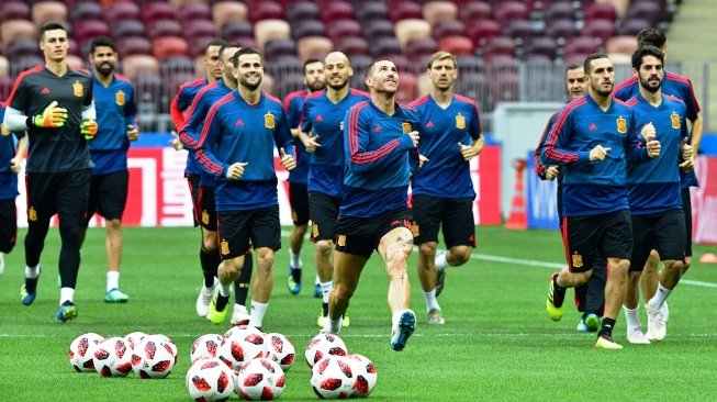 Para pemain timnas Spanyol saat berlatih di Stadion Luzhniki, Moskow, Sabtu (30/6/2018), jelang laga 16 Besar Piala Dunia 2018 melawan Rusia. [Mladen ANTONOV / AFP]