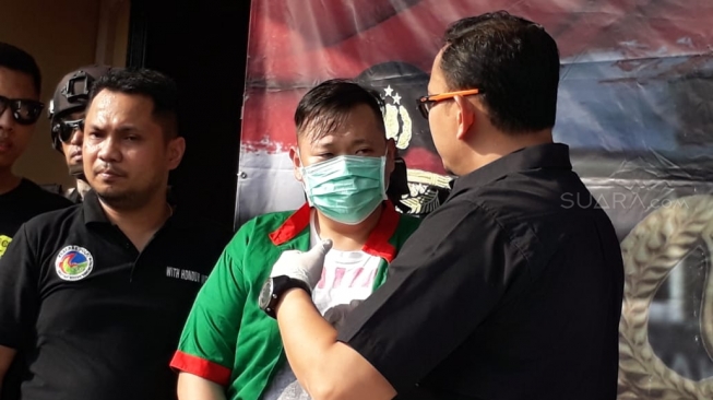 Artis Reza Bukan saat gelar perkara di Polres Jakbar. [Suara.com/Ismail]