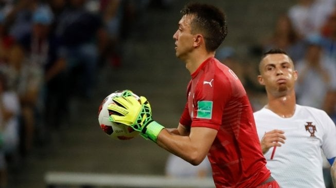 Kiper Timnas Uruguay, Fernando Muslera beraksi di laga kontra Portugal (Anadolu Agency)