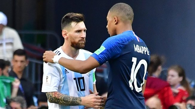 Wonderkid Timnas Prancis, Kylian Mbappe (kanan) menjabat tangan megabintang Argentina Lionel Messi usai laga babak 16 besar Piala Dunia 2018 yang berkesudahan 4-3 untuk kemenangan Prancis (foto: Twitter @OptaJean)