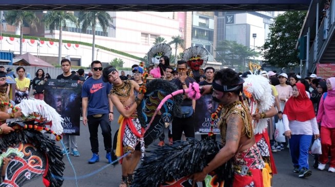 Cut Meyriska promosi film Jaran Goyang di Car Free Day. (Suara.com/Ismail) 