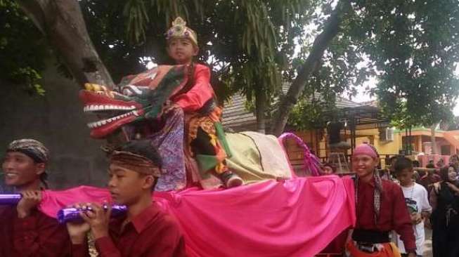 Meriahnya Arak-Arakan Manten Sunat Gunung Sulah Bandar Lampung