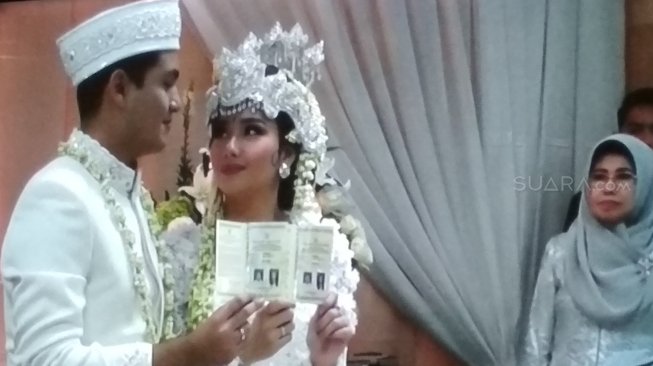 Rizky Alatas dan Adzana Bing Slamet resmi menikah. [suara.com/Ismail]